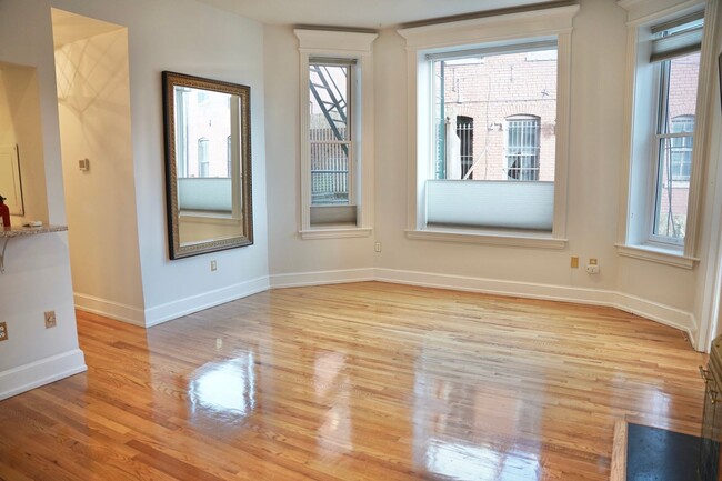 Foto del edificio - Lavish 1 BR/1 BA Condo in Logan Circle!