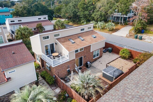Building Photo - Walk to Beach, Pet Friendly, 3 Bedroom, 2 ...