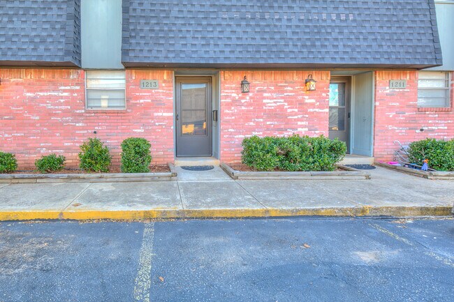 Building Photo - 1213 Lakecrest Dr