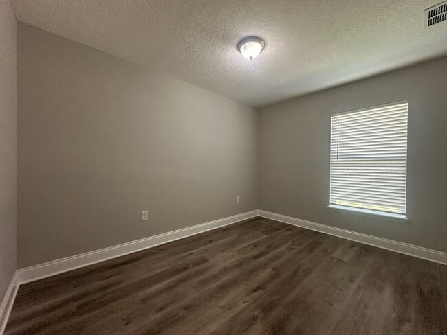 Building Photo - 3 Bedroom, 2 Bath Duplex in Poinciana - Pr...