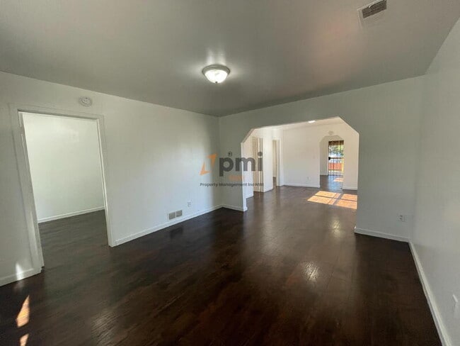 Foto del edificio - 4635 Towle Ave