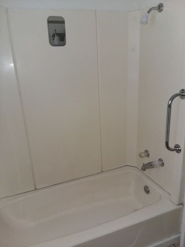 Building Photo - Spacious 3 bedroom and 1 bathroom