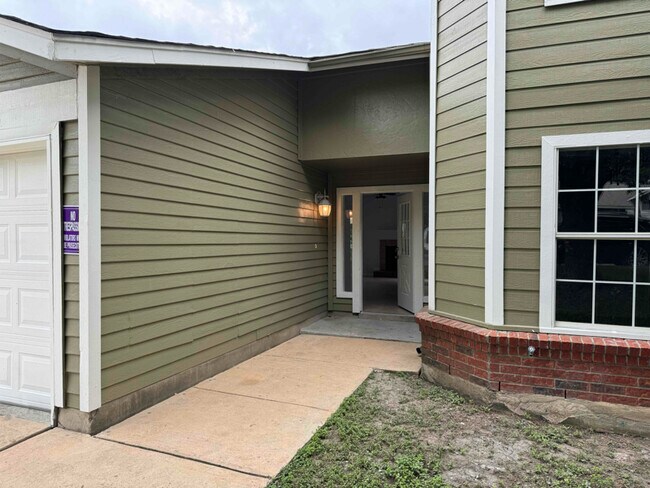 Building Photo - 8742 Ridge Moon Dr