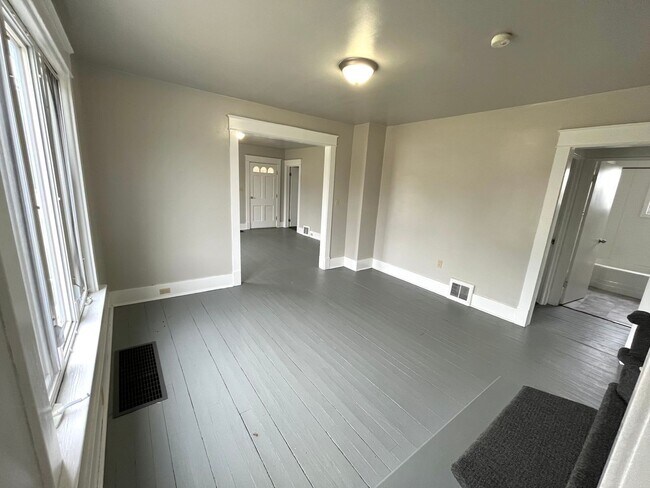 Foto del edificio - FIVE BEDROOM HOUSE !!. Just a four-minute commute away from PENN STATE BEHREND.