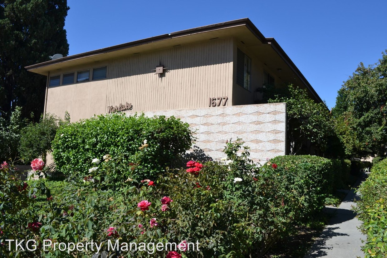 Primary Photo - 1677 N Lake Ave