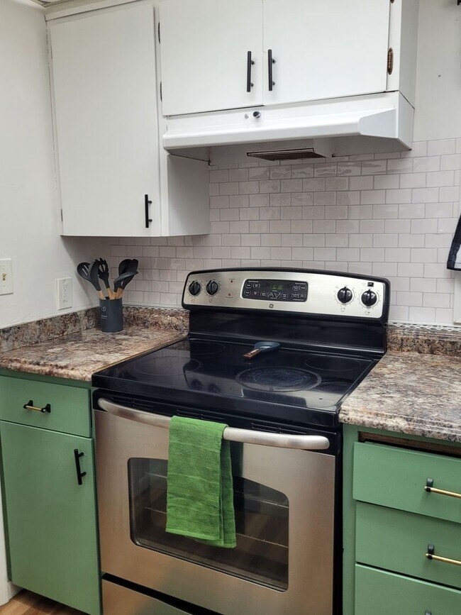 Foto del edificio - Available NOW  Partially Furnished 2 bedro...