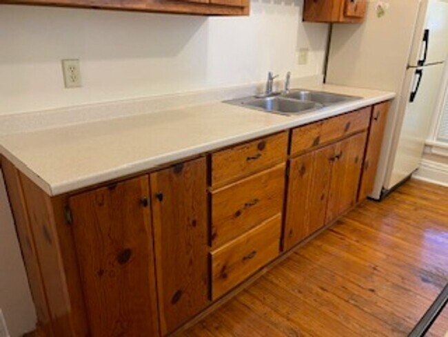 Building Photo - 2 Bed, 1 Bath Apartment!