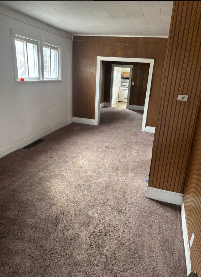 Building Photo - Main floor 3 Bed/1 Bath Available!