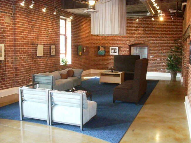 Building Photo - -- AVAILABLE AUGUST 8TH -- 2 BR / 2 BA Spe...