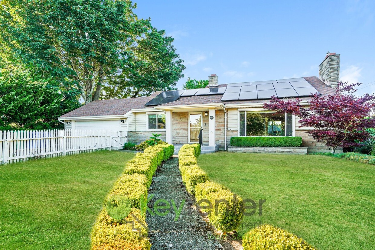 Primary Photo - Comfort and Charm in This Bright 2-Bedroom...