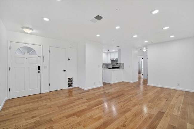 Building Photo - 935 La Mesa Terrace