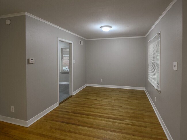 Building Photo - Updated 3 bed, 1.5 bath near U of M.