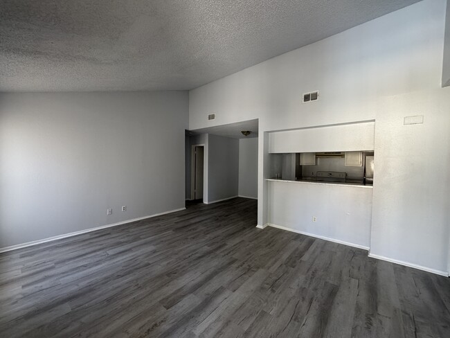 Building Photo - 2210 Capitan Dr