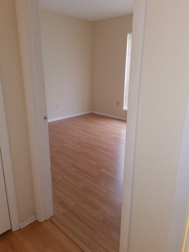 second bed room - 900 Mountain Creek Rd