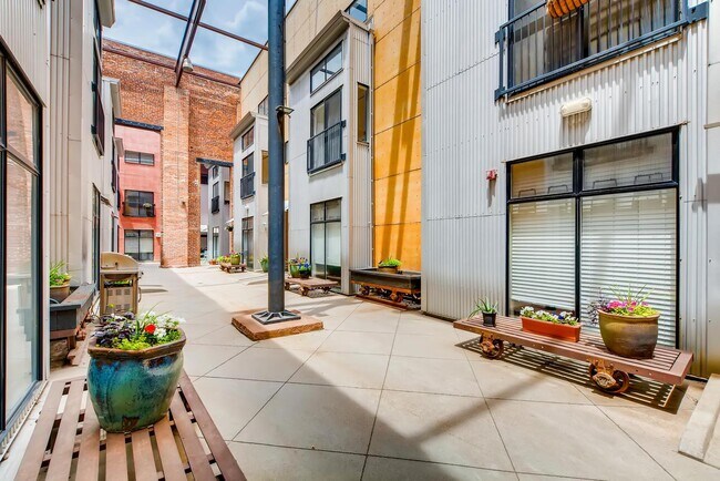 Foto del edificio - 3225 Blake St