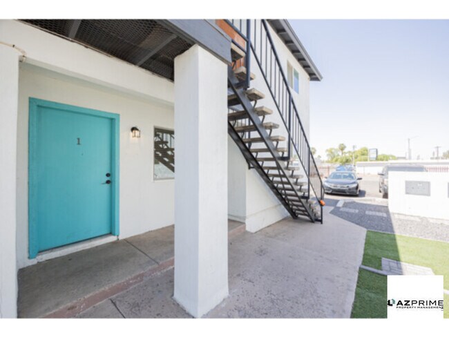 Foto del edificio - Discover Comfortable Living in this Well-Maintained 2/1 Unit in the Heart of Phoenix.