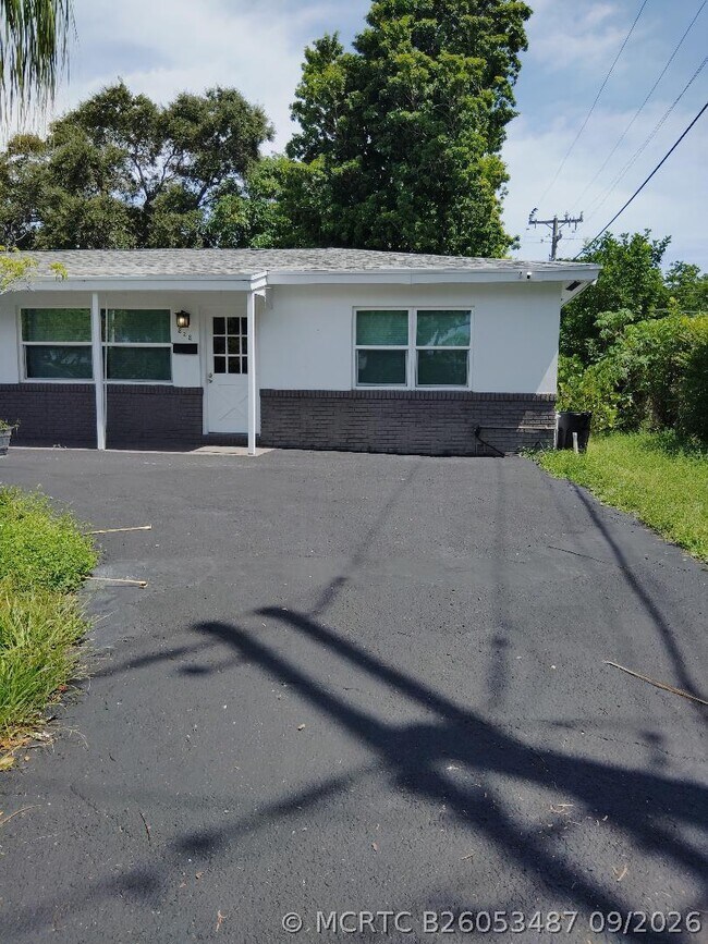 Building Photo - 828 Prosperity Farms Rd