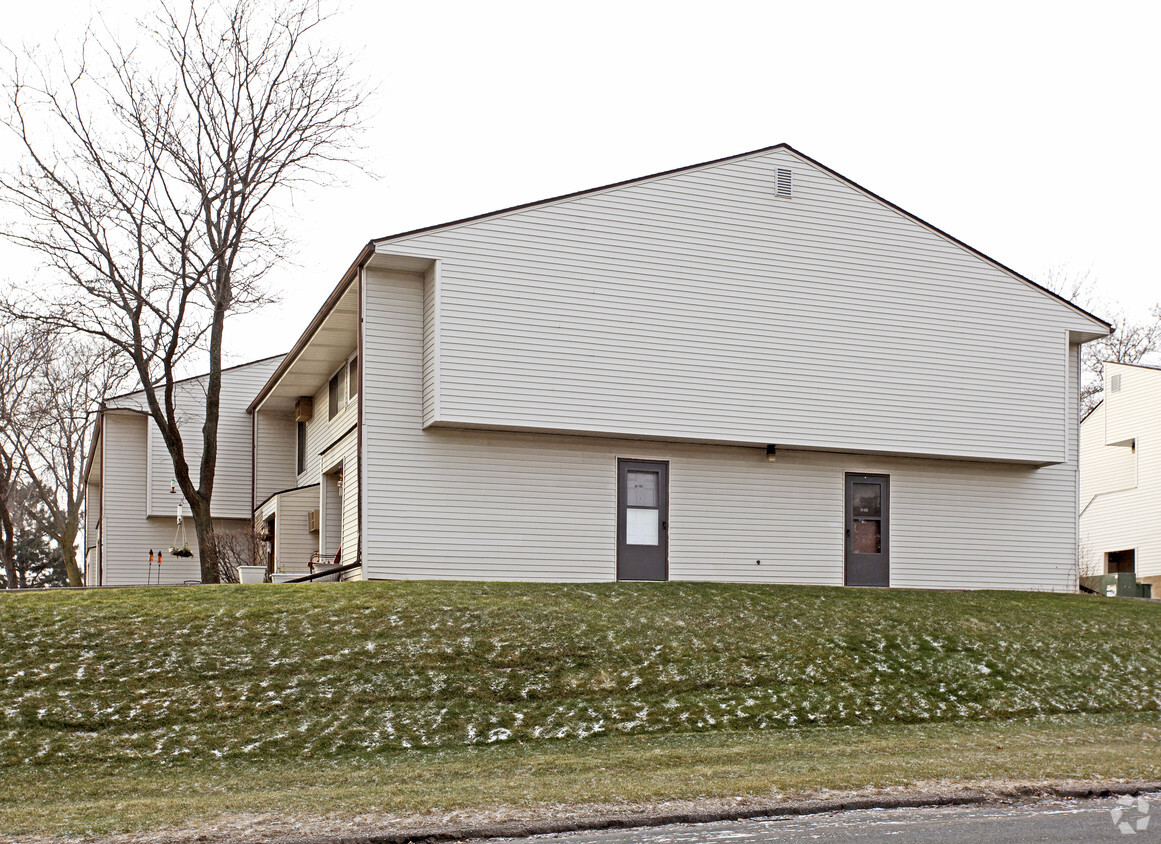 Primary Photo - Birchwood Townhouse Apartments