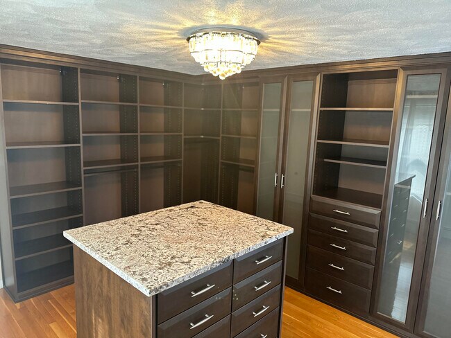 Vestidor - 241 Lexington St