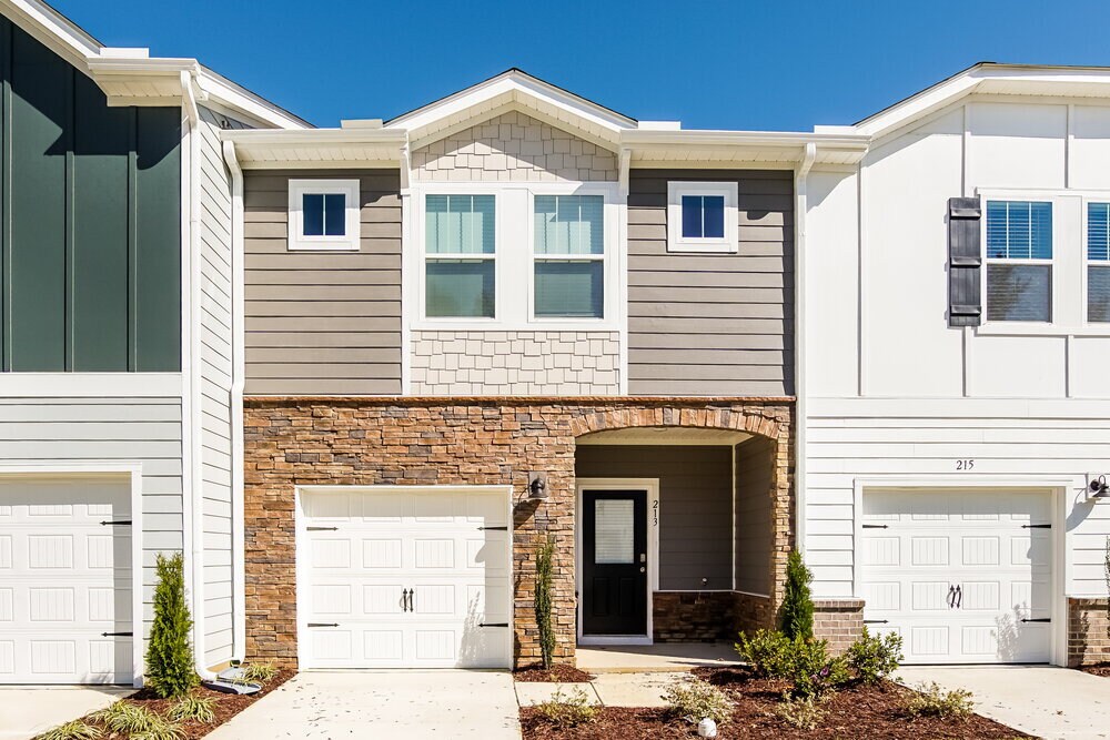 Foto principal - 213 Brook Farm Ln