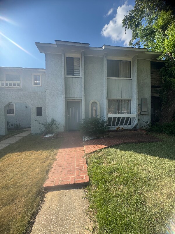 Foto principal - 2631 Woodley Park Dr