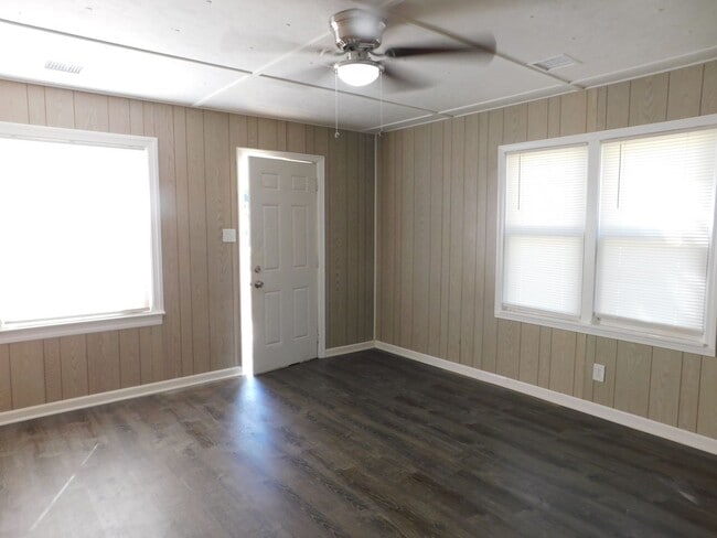Building Photo - One bedroom/1 bath duplex in El Dorado!