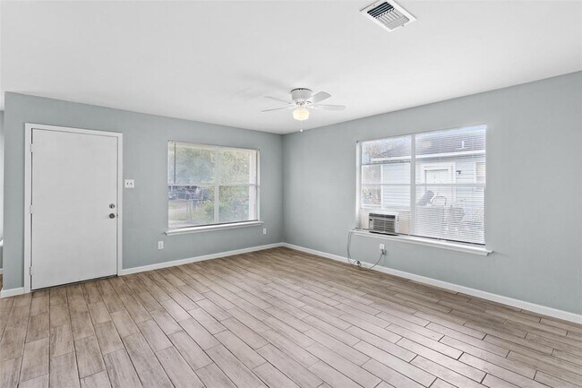 Building Photo - 2121 Brewster St