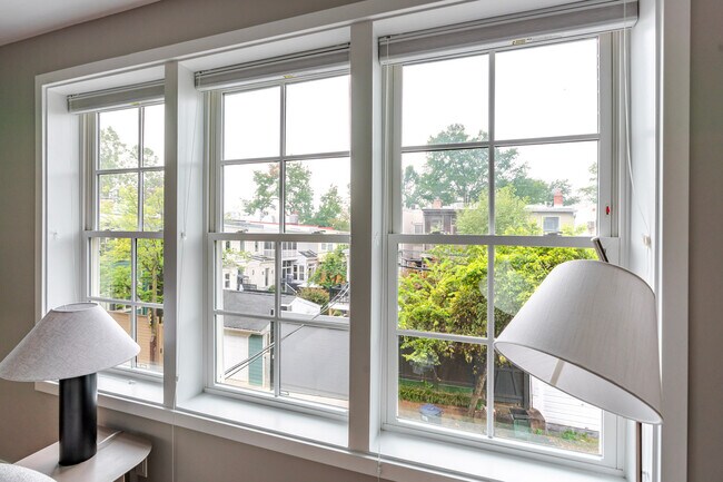 Foto del edificio - 2210 Wisconsin Ave NW