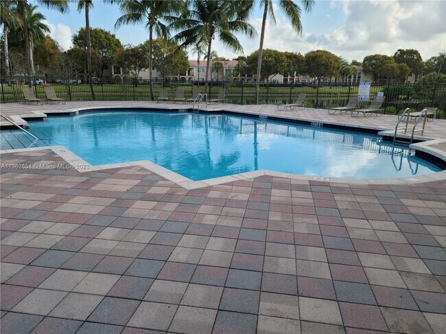 Foto del edificio - 2487 Centergate Dr