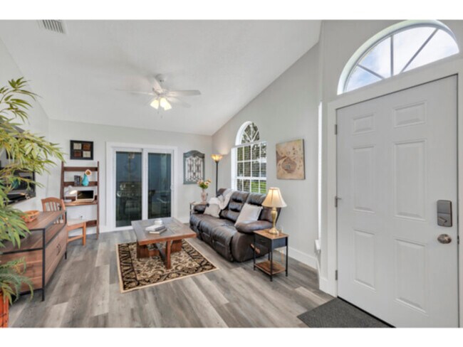 Foto del edificio - Updated &amp; Upgraded 3 Bed, 2 Bath, Comm...