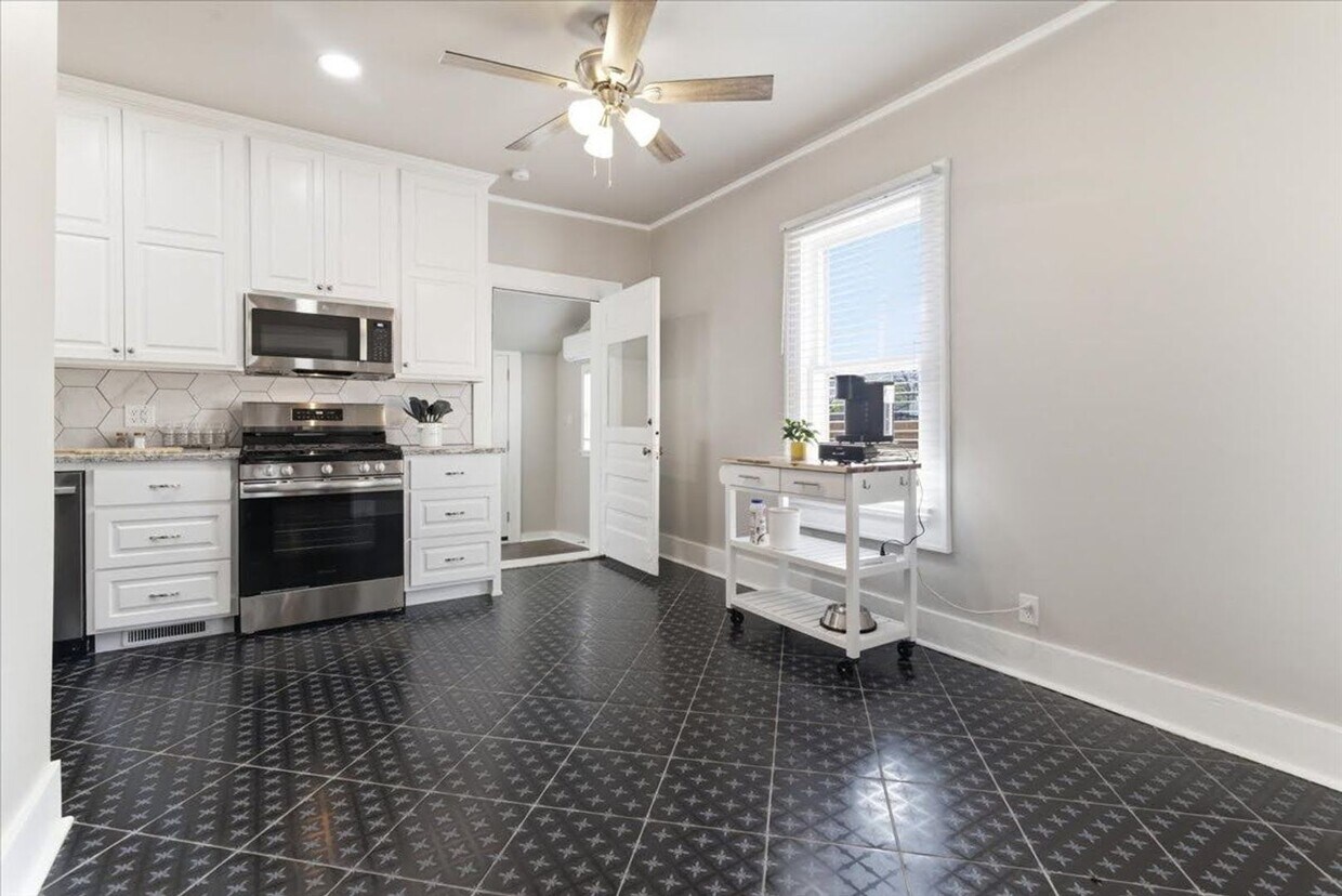 Foto del edificio - Impeccably remodeled short-term rental.
