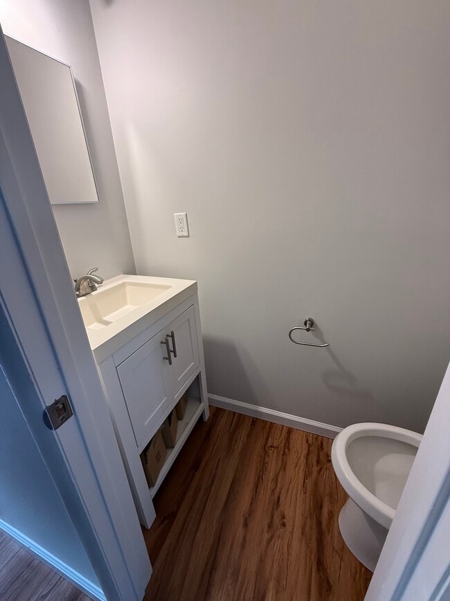 Half bath 1st floor - 39 Horton Hill Rd