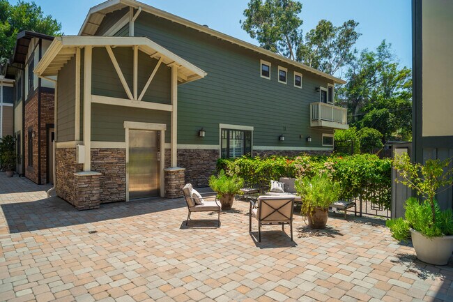 Building Photo - 2020 Holly Dr