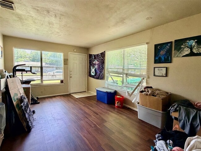 Foto del edificio - 1412 Oakwood Dr