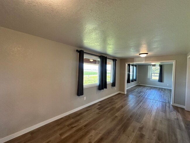 Building Photo - $500 OFF Move in Costs!!