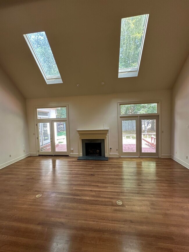 Foto del edificio - 320 River Oaks Rd N