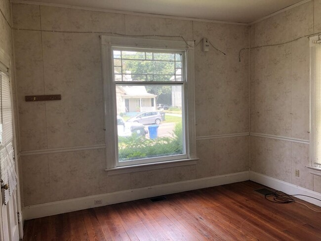 Photo - UK STUDENTS WELCOME! 5 Bedrooms, 2 Full Baths. UK CAMPUS ON WOODLAND AVE! House