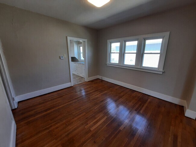 Foto del edificio - Pet Friendly Home with Fenced Back Yard and Hardwood Floors!
