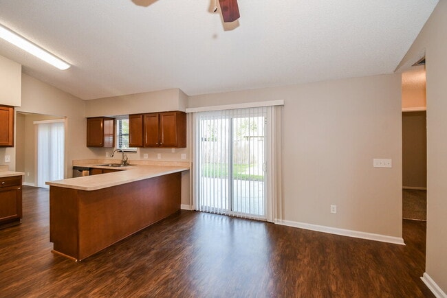Building Photo - 1384 Rose Hill Dr E