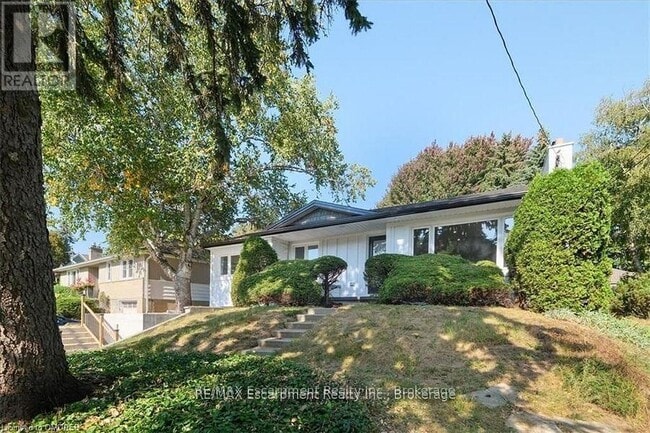 Building Photo - 214 Lakewood Dr