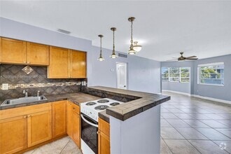 Building Photo - 1715 NE Miami Gardens Dr