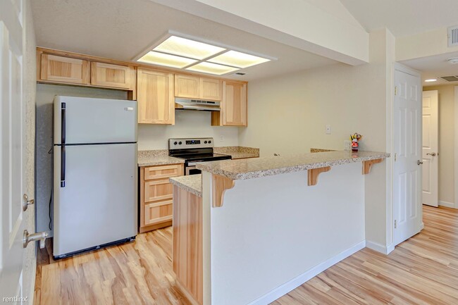 Building Photo - 2 br, 1 bath Duplex - 2318 East 8th Street