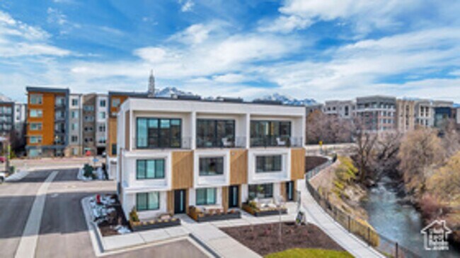 Foto del edificio - 2 bed + Bonus Room Townhome in Millcreek, $250 OFF THE FIRST FULL MONTH'S RENT!