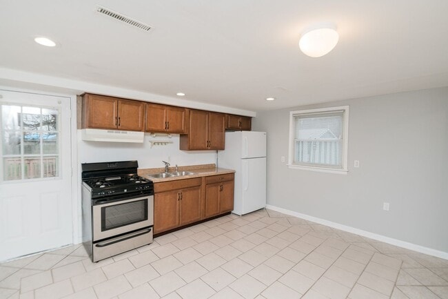 Building Photo - 3 Bedroom / 1 Bathroom Home for Rent in Crown Point