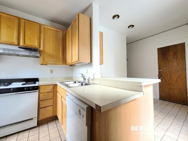 Building Photo - 2 bedroom in CHICAGO IL 60610