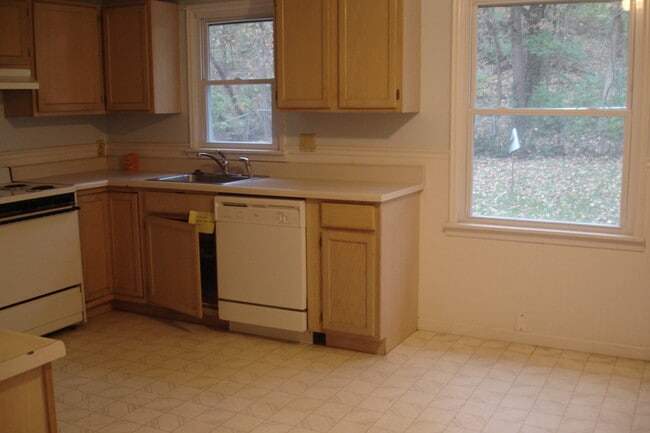 Building Photo - 2 Bedroom Single Family Home!  Updated pic...