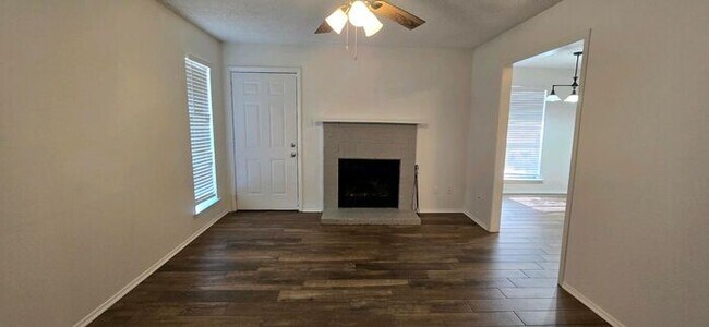 Foto del edificio - Available Now! 2 Bedroom 1 Bath in Longvie...
