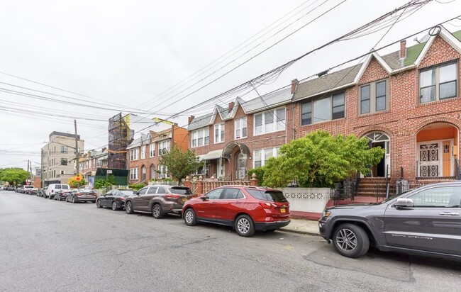 Building Photo - 587 Midwood St