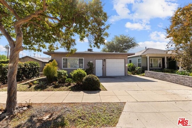 Building Photo - 262 MacDonald St