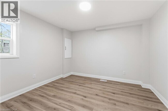Building Photo - 124 McElroy Rd E